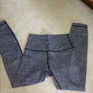 Size 4, never worn, Lululemon leggings 25”